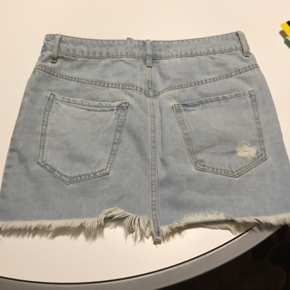 Junior/Teen Light color jeans skirt. Forever 21 - Picture 4 of 4